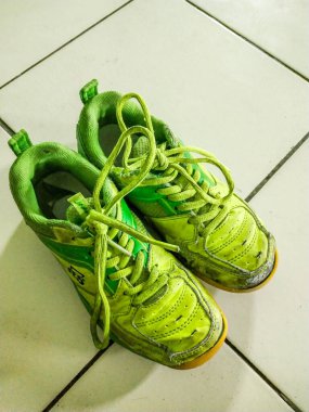 Bandung, Endonezya: 28 Şubat 2019: Eski ve Eskimiş SC Hızı Güçlendirme Çocuk Spor Ayakkabıları, Floresan Yeşili, Badminton Ayakkabıları İçin Kullanıldı