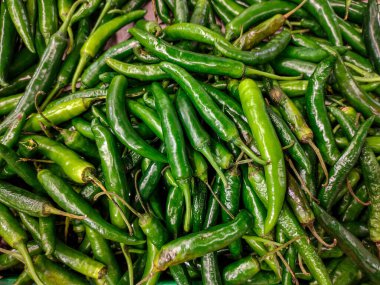 Yerel Markette Taze Yeşil Biberler