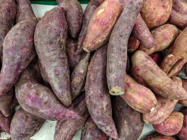 Tatlı Patates Yığını: Geleneksel Pazar 'da Kırmızı, Mor ve Sarı Ekranda