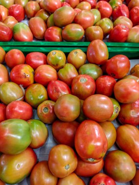 Geleneksel Pazar 'da Ekranda Domates Yığını