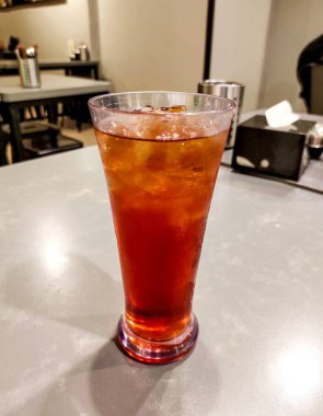 Buzlu bir bardak buzlu çay.