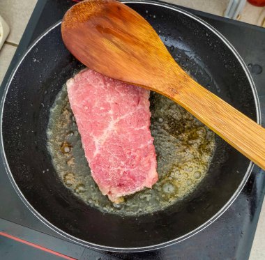 Elektrikli fırında biftek kızartılıyor.