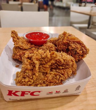 Bandung, Endonezya - 9 Haziran 2024: Domates soslu ve acılı kızarmış tavuk