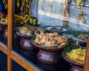 Lembang, Endonezya - 9 Haziran 2024: Asılı Tavuk ve Geleneksel Sundan Yemekleri Restoran Vitrininde sergilendi. Kızarmış tofu, kızarmış tempeh, karides kraker, kızarmış balık ve mısır böreği.
