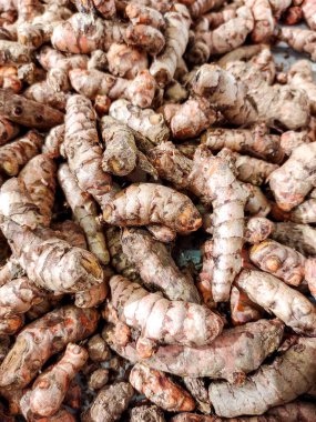 Asya 'da, özellikle Güneydoğu Asya' da geleneksel bir baharat olan zerdeçal ya da kunyit yığını geleneksel bir pazarda sergileniyor.