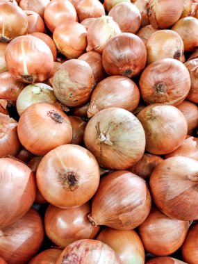 Geleneksel bir markette sergilenen taze soğan yığını. Soğanlar düzenli ve müşteriler için hazır.