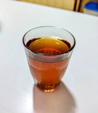 Bir bardak ılık şekersiz çay, Endonezya Restoranlarında tipik bir içecek.