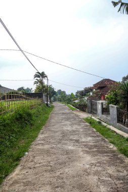 Sukabumi, Endonezya - 1 Temmuz 2024: Serin Dağlık Bölgedeki Köy Yolu Genişletici Pirinç Tarlaları ve Kırsal Evler