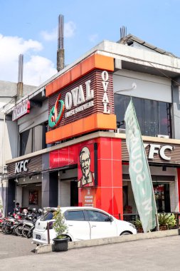 Bandung, Endonezya - 9 Temmuz 2024: Kentucky Fried Chicken mağazası, M-Square Ticaret ve Süit bölgesinde el yapımı ayakkabı mağazaları, Oval Dükkanı ve Cibaduyut 'un alışveriş bölgesinde yer almaktadır.