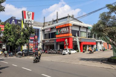 Bandung, Endonezya - 9 Temmuz 2024: Kentucky Fried Chicken mağazası, M-Square Ticaret ve Süit bölgesinde el yapımı ayakkabı mağazaları, Oval Dükkanı ve Cibaduyut 'un alışveriş bölgesinde yer almaktadır.