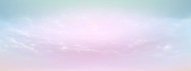 Tatlı gökyüzü ve beyaz yumuşak bulutlar açık bir günde gökyüzünde süzülüyordu. Güzel hava ve bej renkli bulut manzaralı güneş ışığı. Arka plan için gün batımı gökyüzü. Mavi 'den Pembe Lavantalı gökyüzü çizimine.