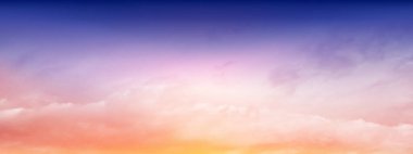 Açık bir günde gökyüzünde koyu mavi gökyüzü ve beyaz yumuşak bulutlar süzüldü. Güzel hava ve bulutlu güneş ışığı. Arka plan için gün batımı gökyüzü. Fantastik gökyüzü vektör çizimi.