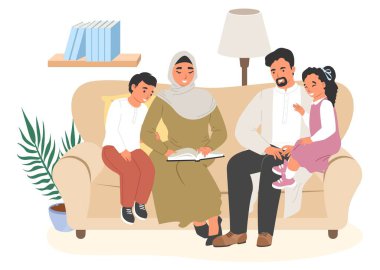 Bir aile sıcak bir oturma odasında rahat bir kanepede kitap okurken kaliteli zaman geçirmekten zevk alır. Ebeveynleri bir hikayeyi paylaşırken iki çocuk dikkatle dinliyor..