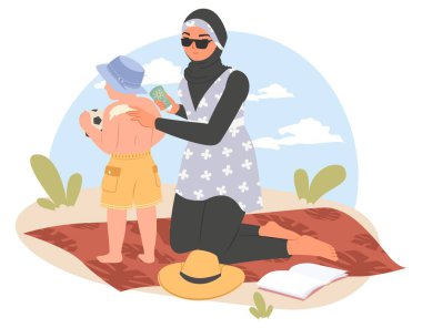 Bir anne bir battaniyenin üzerine diz çöküp güneşli bir ortamda çocuğuna güneş kremi sürüyor. Her ikisi de sakin bir manzarayla çevrili sıcak havanın tadını çıkarıyorlar..