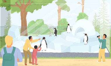 Ziyaretçiler, penguenlerin paytak paytak yürüdüğünü ve yüzdüğünü görmek için buzlu bir yaşam alanının etrafında toplanıyorlar. Yetişkinler fotoğraf çekerken bir çocuk hevesle hayvanları işaret ediyor, neşeli anılar yaratıyor..