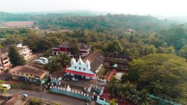 Önizleme videosu İndirme Önizlemesi 'ni oynayın Sevilen Parçalara Ekle Simgesel katedrallerin, manastırların ve bazilikaların üzerinde yüksekte bulunan Koleksiyon Uçuşu' na Ekle, karmaşık mimari detayları ve genişleyen manzaraların nefes kesici hava görüntülerini yakala.