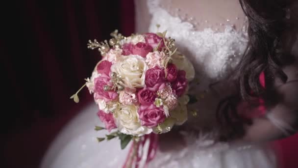 4K最も美しい結婚式の花束は細部に細心の注意を払い 息をのむような視覚的な影響を作成するように設計された絶妙な花の配置です — ストック動画