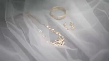 Enfes gelinlik mücevherlerimizle gelin görünüşünü yükselt..
