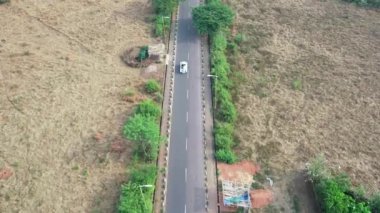 Bu büyüleyici insansız araç pilotsuz hava aracı videosuyla heyecan verici bir görsel maceraya atlayın. Gökyüzünde süzülürken kendini hazırla ve dünyanın eşsiz bir perspektiften ortaya çıkışına tanık ol.