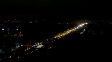 4K İHA gece görüşü, geceleri şehirlerin çarpıcı hava görüntülerini yakalamak için gelişmiş kamera teknolojisiyle donatılmış yüksek çözünürlüklü insansız hava araçlarının kullanımına gönderme yapar..