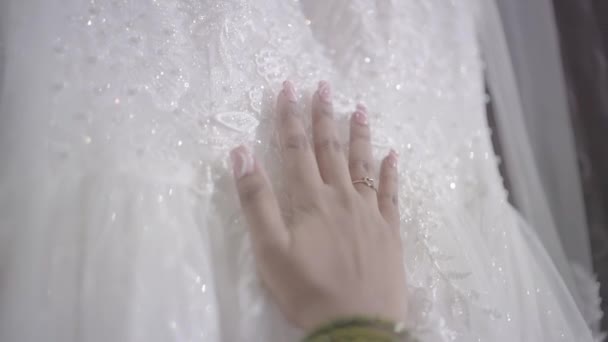 Свадебный Наряд Является Воплощением Элегантности Изысканности Разработанный Заставить Невесту Чувствовать — стоковое видео