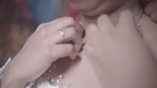 Bride美しいネックレスは 彼女の特別な日の花嫁のための完璧なアクセサリーとして機能する息をのむようなジュエリーです — ストック動画