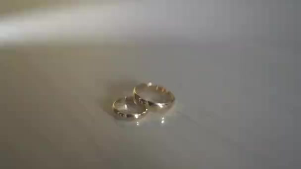 Wydzielając Urzekającą Mieszankę Ponadczasowego Piękna Głębokiej Symboliki Perfekcyjne Pierścienie Ślubne — Wideo stockowe
