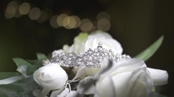 Поднимите Свой Свадебный Вид Королевских Высот Нашей Изысканной Короной Невесты — стоковое видео