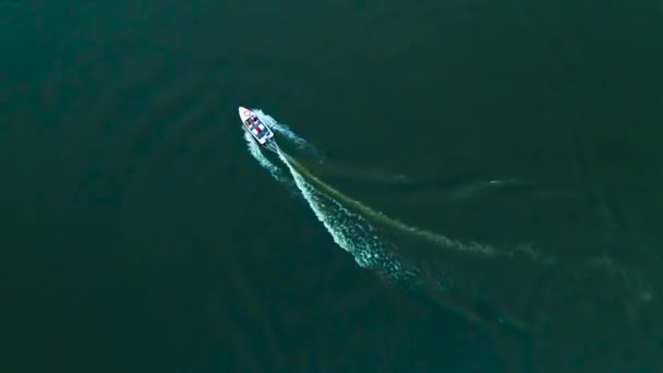 4Kドローンスピードボートは ユニークな空中の視点から爽快な海の映像をキャプチャし ボートの敏捷性 スピード そして素晴らしい環境を紹介します — ストック動画