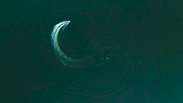 Letecký Drone Pohled Zachycuje Dech Beroucí Krásu Lodi Elegantně Plachtění — Stock video