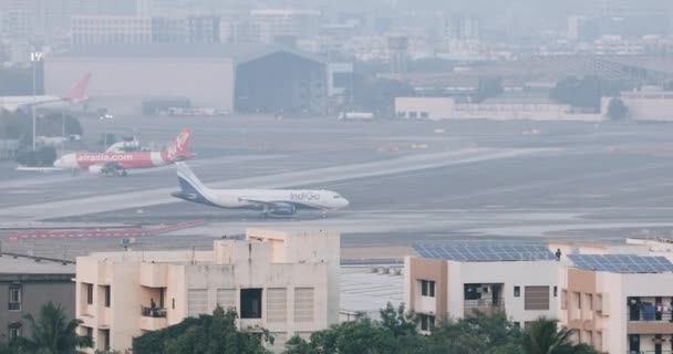 ムンバイ国際空港インド 2023年6月1日 滑走路におけるインドの移動と航空アジア航空機 — ストック動画