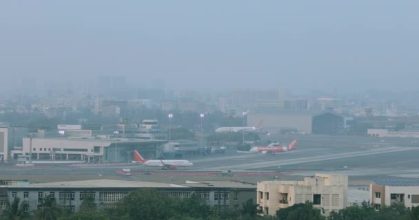 Міжнародний Аеропорт Мумбаї Індія Червня 2023 Indi Air Asia Airplane — стокове відео
