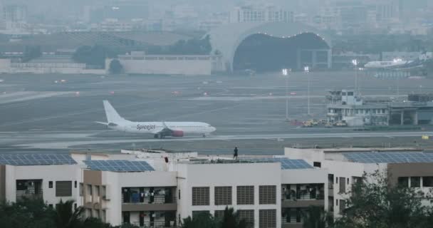 Международный Аэропорт Мумбаи Индия Самолет Spicejet Взлетно Посадочной Полосе — стоковое видео