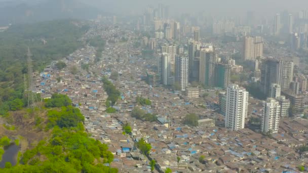 发展的空中镜头从独特的角度捕捉了贫民窟向繁荣城市地区的转变 — 图库视频影像