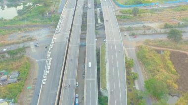 Otoyol ya da otoyol olarak da bilinen ekspres otoyol, varış yerleri arasında hızlı ve kesintisiz ulaşım için tasarlanmış bir yüksek hızlı yol ağıdır..