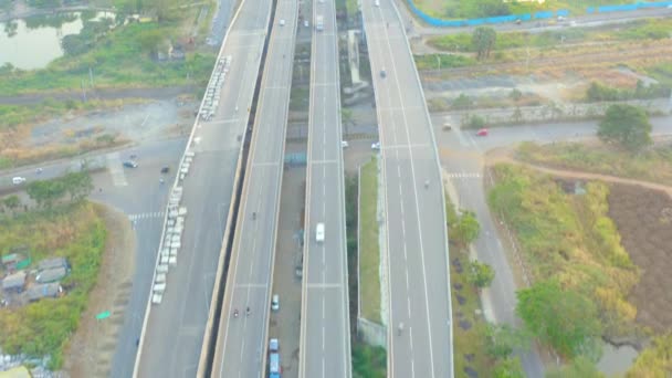 高速公路 Express Highway 又称高速公路 是一种高速公路网 设计用于目的地之间快速 通畅的交通运输 — 图库视频影像