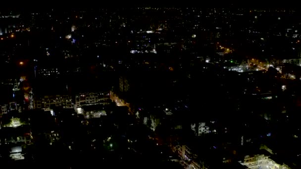 4Kドローンナイトシティビューは 夜の都市の見事な空撮をキャプチャするための高度なカメラ技術を搭載した高解像度のドローンの使用を指します — ストック動画