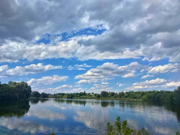 Schöne Landschaft Mit Fluss Und Wolken — Stockfoto