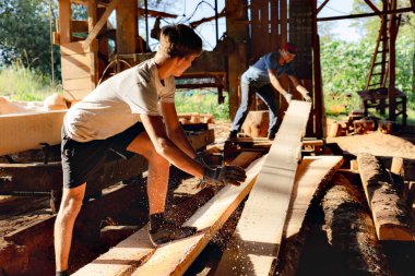 Baba ve oğul kereste fabrikasında birlikte çalışıyorlar. Şirkette üretim ve kalite hedeflerine ulaşmak için takım çalışması ve işbirliği şarttır.