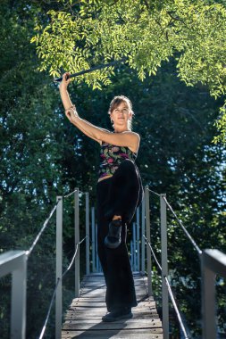 Kadınlar köprüde Tai Chi kılıcı kullanırlar. Tai Chi kılıcı, hareketlerin konsantrasyonunu ve hassasiyetini arttırmak için kullanıldığı için bu uygulamada önemli bir araçtır..