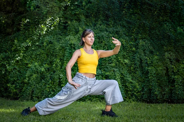 Mujer Practicando Tai Chi Aire Libre Mujer Combina Práctica Chi — Foto de Stock