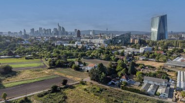 Frankfurt 'un ufuk çizgisi manzarası Oberrad bölgesinin ana noktasındayım.