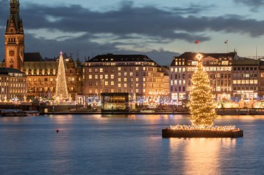 Hamburg, Almanya 19 Aralık 2019: Alster Gölü 'nün iç kısımlarına bir noel ağacı ile Jungfernstieg' e bakın.