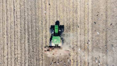 Bir saban traktörünün üst görünümü