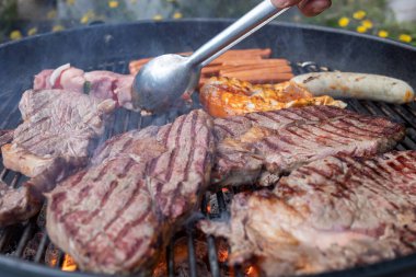 Kömür ızgarasında biftek ve sosis.