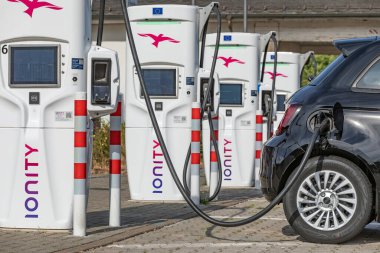 Grnberg, Hesse, Almanya 24 Ağustos 2022: Otoban 5 'teki Reinhardshain Nord dinlenme alanındaki yalnızlık şarj istasyonları