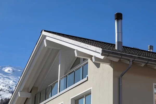 アルプスの家の屋根にあるステンレス製の煙突 — ストック写真