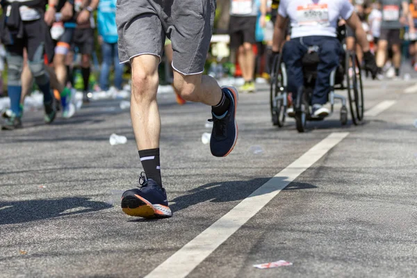 함부르크 마라톤에서 달리기 휠체어를 사람들 — 스톡 사진