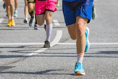 Hamburg maratonunda asfalt üzerinde koşanlar