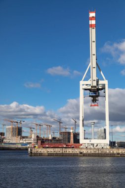 Hamburg Hansa Limanı 'ndaki konteyner vinci.